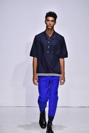 ニューヨーク ニューヨーク 7 月 11 日 Nyfw メンズ春夏 18 天窓クラークソン Sq で 17 年 7 月 11 日に ニューヨーク市で中にカルロス カンポスの滑走路を表示モデルの散歩 の写真素材 画像素材 Image ニューヨーク ニューヨーク 7 月 11 日 Nyfw メンズ春夏 18 天窓クラークソン Sq で 17 年 7 月 11 日に ニューヨーク市で中にカルロス カンポスの滑走路を表示モデルの散歩 の写真素材 画像素材 Image