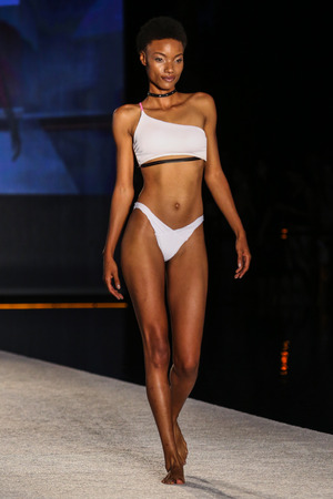 マイアミビーチ フロリダ州 7 月 22 日 モデルは コレクション中に Swimmiami スポーツ イラスト水着 18 W サウス ビーチでの濡れたデッキで 17 年 7 月 22 日にフロリダ州マイアミビーチで滑走路を歩きます の写真素材 画像素材 Image マイアミビーチ フロリダ州 7 月 22 日 モデルは コレクション中に Swimmiami スポーツ イラスト水着 18 W サウス ビーチでの濡れたデッキで 17 年 7 月 22 日にフロリダ州マイアミビーチで滑走路を歩きます の写真素材 画像素材 Image