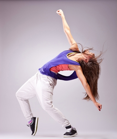 美しい女性ヒップホップのダンサーのダンスのポーズ の写真素材 画像素材 Image