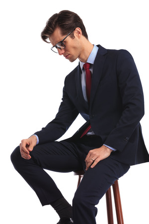 Homme élégant Cool Assis En Studio, Portant Un Jean Et Un Homme élégant Cool Assis En Studio, Portant Un Jean Et Un