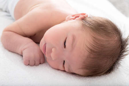 ステッカーをポストイット屈託のない生まれたばかりの赤ちゃん 赤ちゃんの平和の心を示す黄色の書かれた意味のある言葉の Notepapers セットのベッドの上で囲む子に囲まれての素敵な言葉を付けた付箋 の写真素材 画像素材 Image