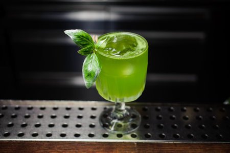 緑ジン バジル スマッシュ バーでカクテル の写真素材 画像素材 Image 緑ジン バジル スマッシュ バーでカクテル の写真素材 画像素材 Image