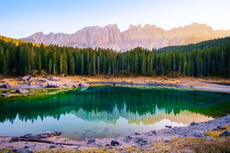 カレッツァ湖 ラゴ ディ カレッツァ とドロミテアルプスのラテマール山 イタリア の写真素材 画像素材 Image カレッツァ湖 ラゴ ディ カレッツァ とドロミテアルプスのラテマール山 イタリア の写真素材 画像素材 Image