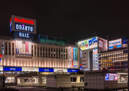 東京 日本 16 年 9 月 29 日 新宿駅近くジャンボ パチンコ ホールの夜の写真 ネオン看板 人々 と黒い空の赤い壁 の写真素材 画像素材 Image