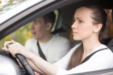 若い自信を持って幸せな女性を運転 車 車でお越しの女性の運転コースを取って家族で近くに座ってカジュアルな男を笑顔のライフ スタイル肖像画 の写真素材 画像素材 Image