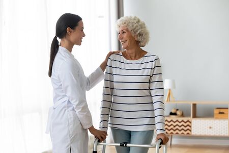 Krankenschwester Oma Liebeskugeln Kuessen