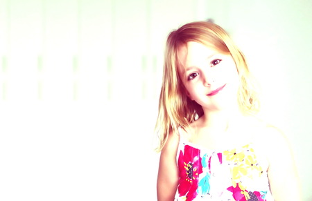 抽象的な背景を笑顔の花で白いサマードレスでかわいい 6 歳ブロンドの女の子 の写真素材 画像素材 Image 抽象的な背景を笑顔の花で白いサマードレスでかわいい 6 歳ブロンドの女の子 の写真素材 画像素材 Image