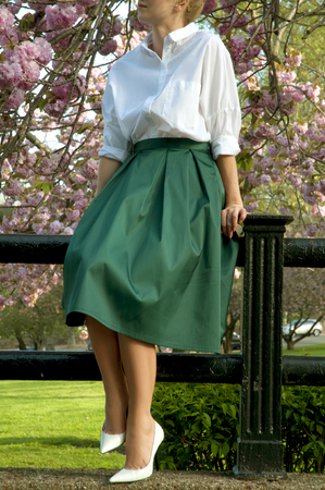 De Moda. Mujer Hermosa En Falda Larga Y Blusa Blanca En El En Un Día De Verano Fotos, Retratos, Imágenes Y Fotografía De Archivo Libres De Derecho.