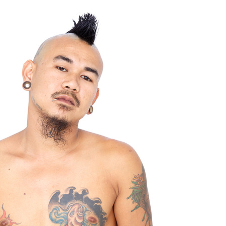 モホーク族の人のヘアスタイル ピアス タトゥーは 白い背景で隔離の怒っている 怒ってアジア パンク男の肖像 の写真素材 画像素材 Image モホーク族の人のヘアスタイル ピアス タトゥーは 白い背景で隔離の怒っている 怒ってアジア パンク男の肖像 の写真素材 画像素材 Image