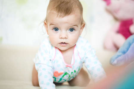 面白いし かわいい顔の赤ちゃんがカメラ目線します 愛らしい少女をクローズ アップ の写真素材 画像素材 Image