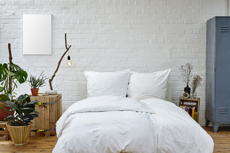 Vintage Städtische Schlafzimmer Weiße Tagesdecke Grüne Pflanzen Und ... Vintage Städtische Schlafzimmer Weiße Tagesdecke Grüne Pflanzen Und ...