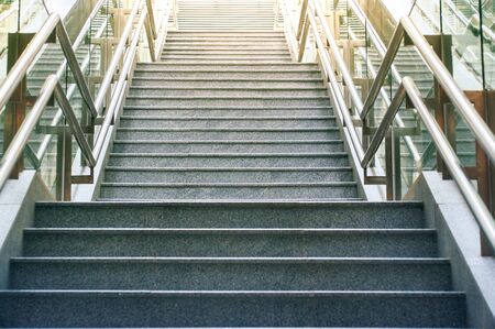 明るい日光の下と上に行く長い階段の正面から見た図 の写真素材 画像素材 Image