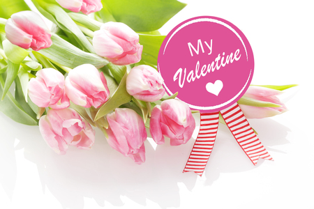 Tres Feminin Voeux De Joyeux Anniversaire Avec Une Rosette De Fete Rose Et Un Bouquet De Belles Tulipes Roses Fraiches Sur Un Fond Blanc Gros Plan Perspective Banque D Images Et Photos Libres