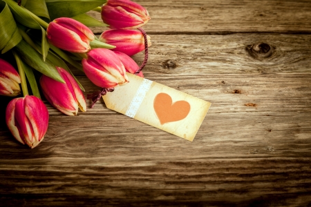 白い背景の上のお祝いリボンとラウンド紫ロゼットに幸せな誕生日グリーティング メッセージと美しい新鮮なピンクのチューリップの束 の写真素材 画像素材 Image 白い背景の上のお祝いリボンとラウンド紫ロゼットに幸せな誕生日グリーティング メッセージと美しい新鮮なピンクのチューリップの束 の写真素材 画像素材 Image