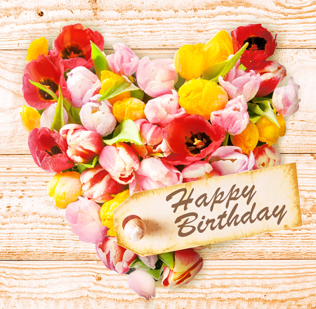 Tres Feminin Voeux De Joyeux Anniversaire Avec Une Rosette De Fete Rose Et Un Bouquet De Belles Tulipes Roses Fraiches Sur Un Fond Blanc Gros Plan Perspective Banque D Images Et Photos Libres