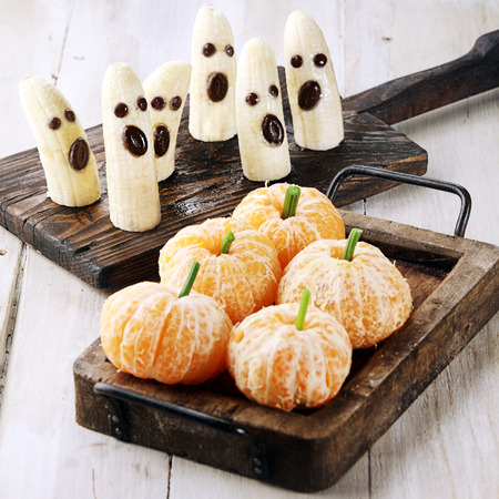 banana: Healthy Halloween Treats Made vào Ghosts Banana và Clementine Orange Pumpkins