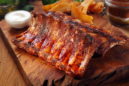 grilled pork: Đóng lên miệng tưới Juicy nướng thịt lợn sườn thịt trên đầu cắt Board gỗ