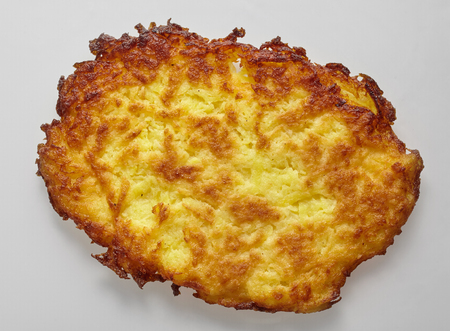 単一の孤立した風または灰色 伝統的なスイスとドイツのすりおろしたじゃがいもパン鮮明な黄金のフリッターに揚げ Reibeplatzchen の写真素材 画像素材 Image 7253 単一の孤立した風または灰色 伝統的なスイスとドイツのすりおろしたじゃがいもパン鮮明な黄金のフリッターに揚げ Reibeplatzchen の写真素材 画像素材 Image 7253