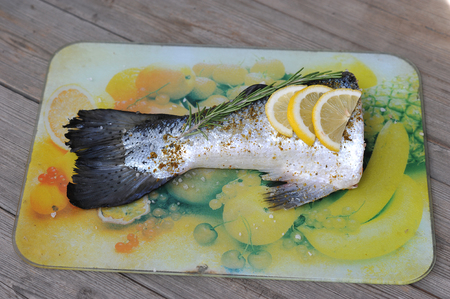 生の魚尻尾サーモン レモンとローズマリー の写真素材 画像素材 Image