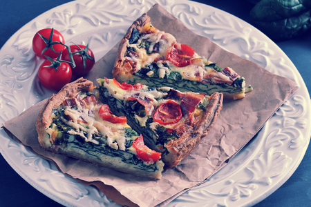 卵 新鮮なほうれん草 トマト ベーコン チーズのフレンチキッシュ の写真素材 画像素材 Image 卵 新鮮なほうれん草 トマト ベーコン チーズのフレンチキッシュ の写真素材 画像素材 Image