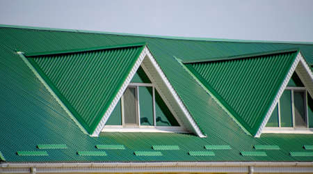 プラスチック製の窓と波板の緑の屋根の家 プラスチック製の窓が付いている家の波状形状金属の屋根ふき 段ボールの金属のプロファイルとプラスチック製の窓の緑の 屋根 の写真素材 画像素材 Image プラスチック製の窓と波板の緑の屋根の家 プラスチック製の窓が付いている家の波状形状金属の屋根ふき 段ボールの金属のプロファイルとプラスチック製の窓の緑の 屋根 の写真素材 画像素材 Image