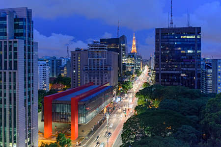 有名なパウリスタ アベニュー O サンパウロ ブラジルの主要な場所の 1 つ 都市の金融センターの夜景 の写真素材 画像素材 Image 6181