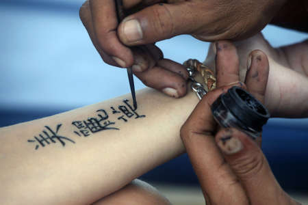 アーティストはタトゥー ヘナ女性の手を描画します 象形文字 の写真素材 画像素材 Image アーティストはタトゥー ヘナ女性の手を描画します 象形文字 の写真素材 画像素材 Image