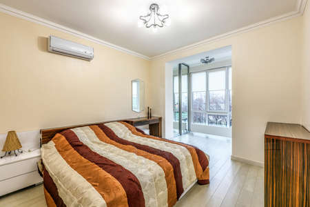 https://us.123rf.com/450wm/frimufilms/frimufilms1703/frimufilms170300401/74286558-photo-en-stock-blanc-appartement-design-d-int%C3%A9rieur-de-chambre-%C3%A0-coucher-style-moderne-chisinau-molda.jpg?ver=6