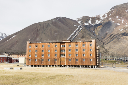 放棄されたロシアの鉱山の町は スバルバール スピッツベルゲン ノルウェーで Pyramiden の写真素材 画像素材 Image