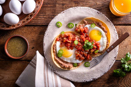 Délicieux huevos rancheros de style mexicain avec salsa, haricots frits et tortilla de maïs.