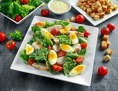 鶏肉 卵 トマト チーズとクルトンを白い皿の上の新鮮な健康的なシーザー サラダ の写真素材 画像素材 Image 鶏肉 卵 トマト チーズとクルトンを白い皿の上の新鮮な健康的なシーザー サラダ の写真素材 画像素材 Image