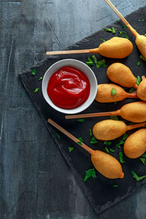 自家製トウモロコシ犬ケチャップとマスタード 古典的なアメリカの食品 の写真素材 画像素材 Image