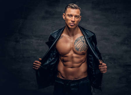 Portrat Von Shirtless Muskulosen Mann Mit Tattoo Auf Einer Brust In Einer Jeans Und Brille Gekleidet Sitzt Auf Einem Weissen Holzkiste Und Liest Ein Buch Lizenzfreie Fotos Bilder Und Stock Fotografie Image