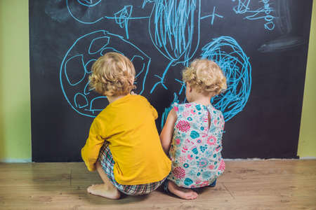 Niño Y Niña De Pintura Con Tiza En Una Pizarra. Fotos, retratos, imágenes y  fotografía de archivo libres de derecho. Image 86162208