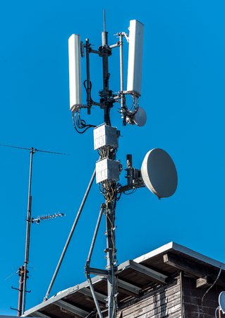 GSM antena de radio por satélite en una casa de campo casa de montaña en los Alpes Foto de archivo - 50908998
