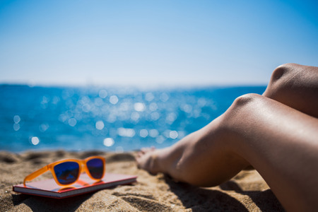 トリミング ショット観美しい女性の足を海と小さな赤いメモ帳の近くのビーチで横になっているおしゃれなカラフルなサングラス 良い一日と太陽を楽しむ夏の週末の間にリラックスしました の写真素材 画像素材 Image トリミング ショット観美しい女性の足を海と小さな赤いメモ帳の近くのビーチで横になっているおしゃれなカラフルなサングラス 良い一日と太陽を楽しむ夏の週末の間にリラックスしました の写真素材 画像素材 Image