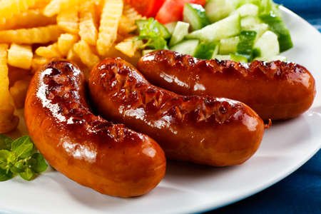 grilled pork: Xúc xích nướng, khoai tây chiên và rau Pháp