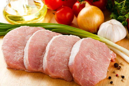 grilled pork: Thịt lợn sống trên thớt và rau