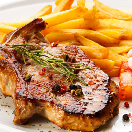 grilled pork: Nướng thịt nướng, khoai tây chiên và rau Kho ảnh