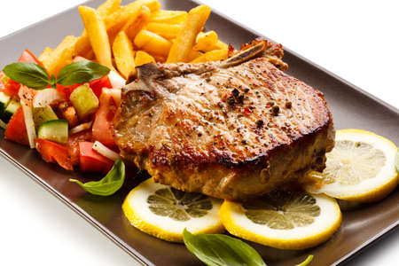 grilled pork: Thịt lợn xông khói với khoai tây chiên và salad