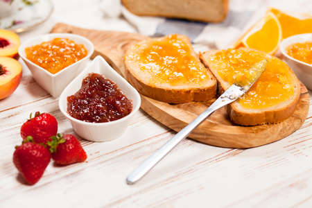 Tranches de pain avec de la confiture pour le petit dÃ©jeuner Banque d'images - 47863871
