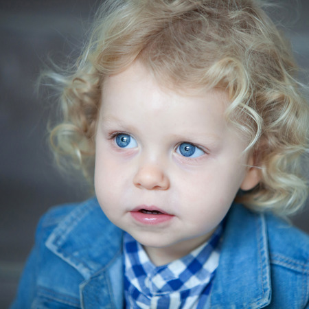 Beau Bebe Blond Aux Yeux Bleus Et Les Cheveux Boucles Banque D Images Et Photos Libres De Droits Image