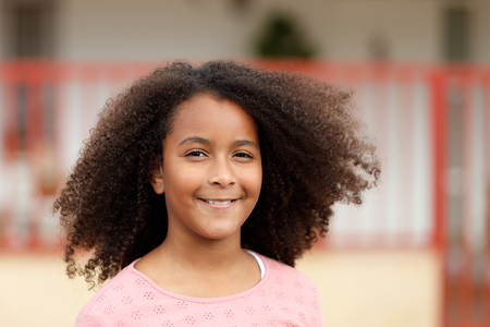 かわいいアフリカ系アメリカ人の女の子がアフロヘアで通りで微笑む の写真素材 画像素材 Image かわいいアフリカ系アメリカ人の女の子がアフロヘアで通りで微笑む の写真素材 画像素材 Image