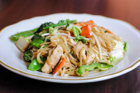 野菜麺は 細い米麺 もやし ブロッコリー ニンジン ベビーコーン 豆 ナパと甘いバジルの葉を炒めます の写真素材 画像素材 Image 野菜麺は 細い米麺 もやし ブロッコリー ニンジン ベビーコーン 豆 ナパと甘いバジルの葉を炒めます の写真素材 画像素材 Image