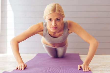 スポーツウェア ロフト スタジオにヨガマット ストレッチで美しい女性 の写真素材 画像素材 Image スポーツウェア ロフト スタジオにヨガマット ストレッチで美しい女性 の写真素材 画像素材 Image