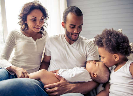 Belle Jeune Afro Americain De Passer Du Temps En Famille Ensemble Petit Bebe Dort Dans Les Bras De Papa Tandis Que Sa S Ur Est Embrassait Banque D Images Et Photos Libres De Droits Image
