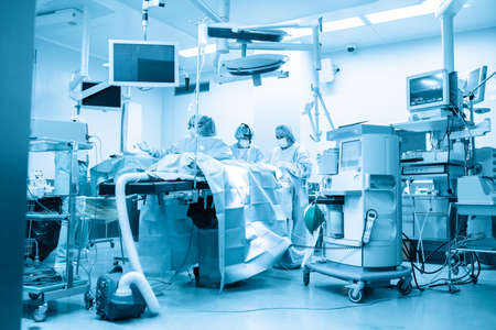 Intensywna opieka, ratująca życie pacjenta. lekarze robią wszystko, co możliwe, aby uratować osobę przed zapaleniem płuc wirusem covid 19. epidemia, niebieski filtr