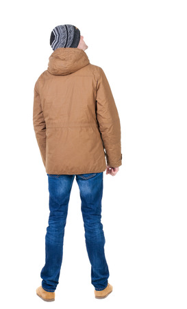 冬のジャケットお探しでハンサムな男の後ろ姿 パーカーで若い男が立っています リア人のコレクションを表示します 人の裏面表示 白い背景に分離されました の写真素材 画像素材 Image
