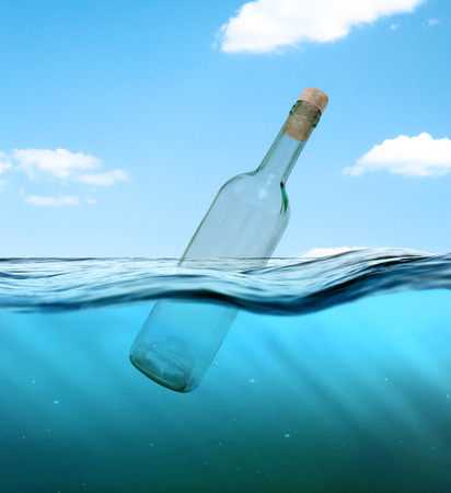文字なし とメッセージ ボトル のコンセプトです 波に浮かぶ空のボトル の写真素材 画像素材 Image 文字なし とメッセージ ボトル のコンセプトです 波に浮かぶ空のボトル の写真素材 画像素材 Image