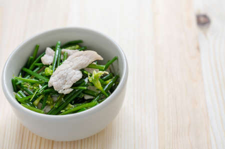 木製の背景に中国のチャイブの花とニンニクと揚げ豚肉の炒め の写真素材 画像素材 Image 木製の背景に中国のチャイブの花とニンニクと揚げ豚肉の炒め の写真素材 画像素材 Image